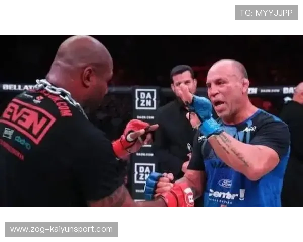 UFC拳王怒打十拳，裁判紧急上前抱人！谁能制止这场暴力风暴？